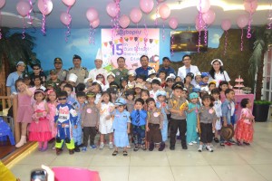 Peserta ulang tahun ke-15 Class Octopus berfoto bersama lima tokoh idola pilihan mereka