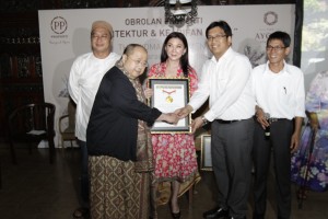 Nurjaman Project Manager The Ayoma Apartment PT PP Properti saat menerima Piagam MURI dari Jaya Suprana