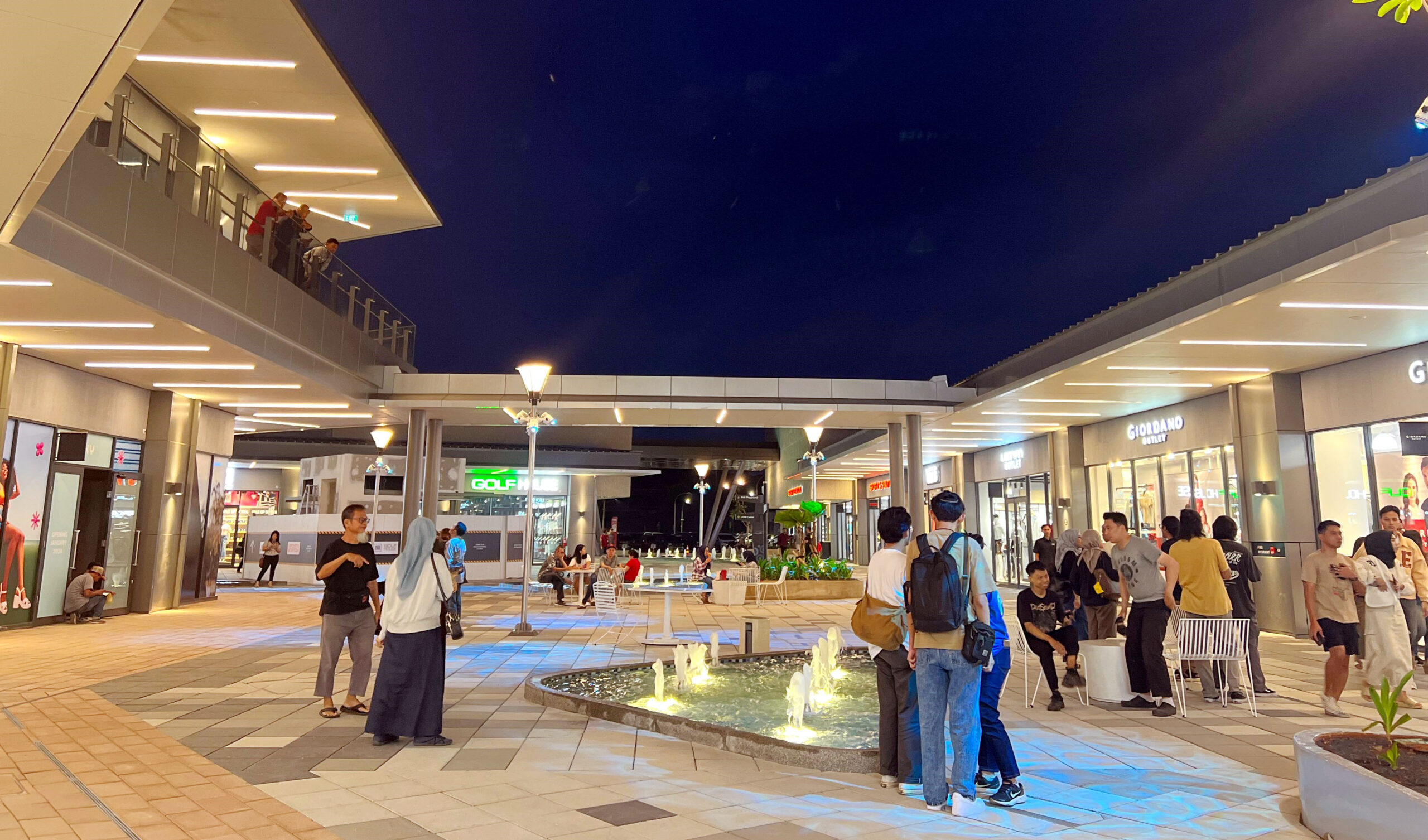 The Grand Outlet Karawang menghadirkan terobosan konsep belanja bagi pelanggan Indonesia.